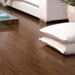 Красивый и уютный дом с паркетной доской.