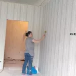 Поклейка обоев в комнате 