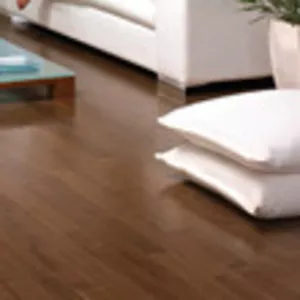 Красивый и уютный дом с паркетной доской.