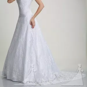 В продаже свадебные платья 