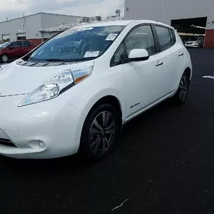 Белоснежный электромобиль Nissan Leaf SV