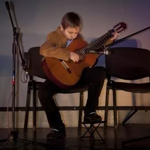 Уроки гитары Киев,  уроки игры на гитаре,  Школа гитары,  Курсы гитары