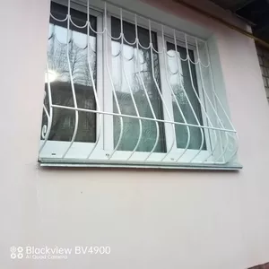 Устанавливаем решётки на окна