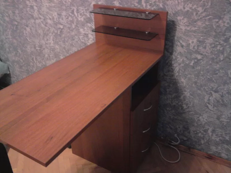 Продам маникюрный стол!