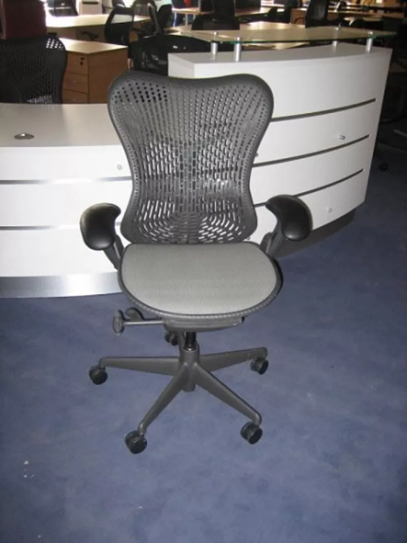 Рабочее кресло Herman Miller Mirra Chair Graphite 4