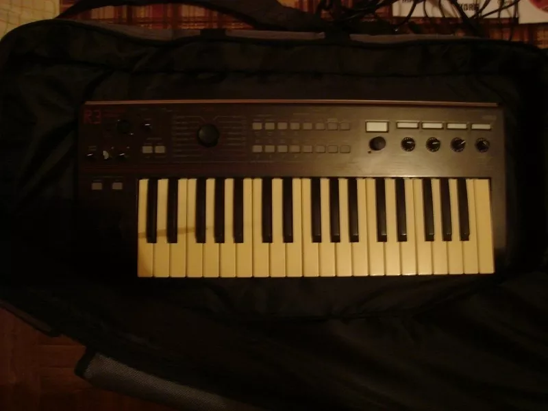 Продам синтезатор Korg R3 2