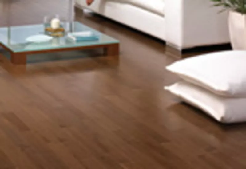 Красивый и уютный дом с паркетной доской.