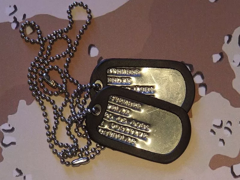 Именной армейский жетон – dog tag.