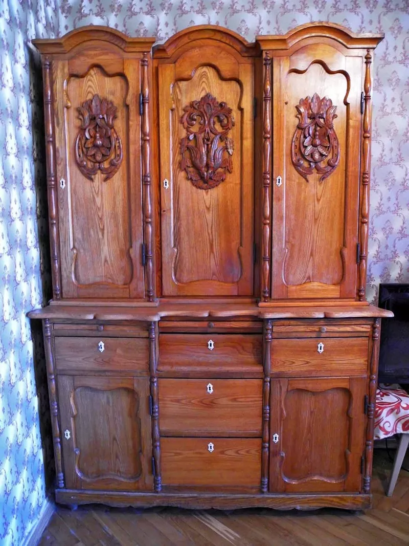 Старинный деревянный кухонный шкаф