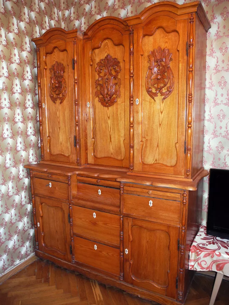 Старинный деревянный кухонный шкаф 2