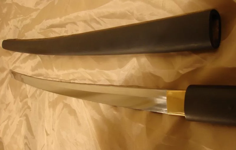 Продам меч катана. Многослойная сталь,  ручная полировка,  черное дерево
