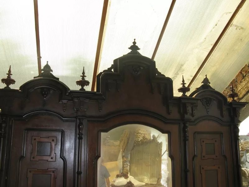 Антикварна шафа в готичному стилі 2