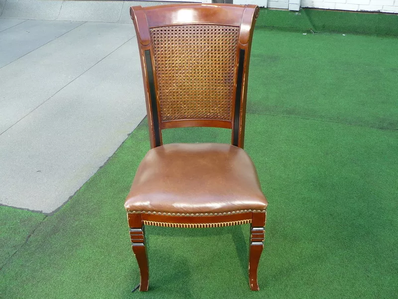 Продам деревянные стулья б.у. с мягким сиденьем для кафе,  ресторана 2