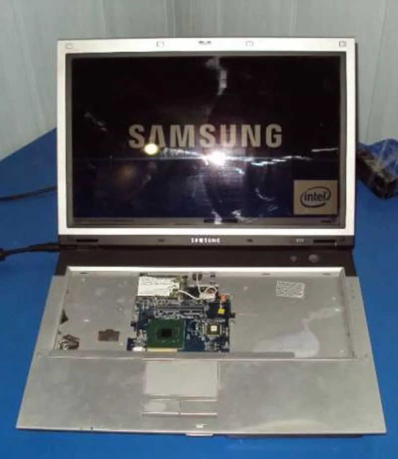 Продам нерабочий ноутбук  Samsung NP-X11E на запчасти