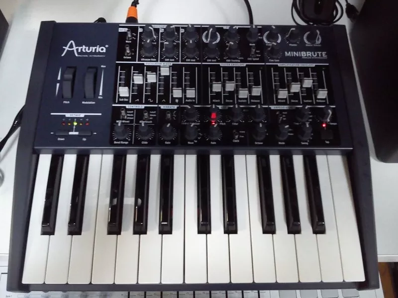 Синтезатор аналоговый ARTURIA MINIBRUTE