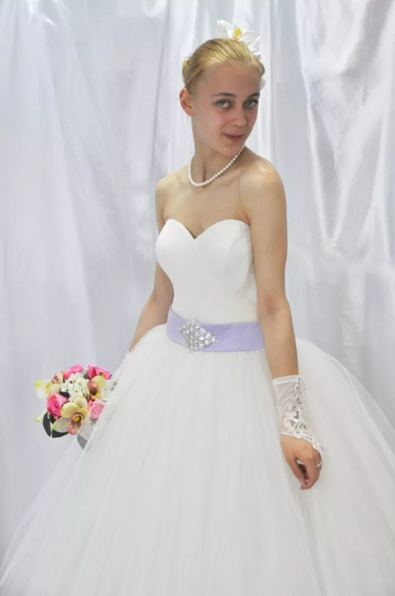 Свадебные платья в наличии с вышивкой в Украинском стиле от свадебного
