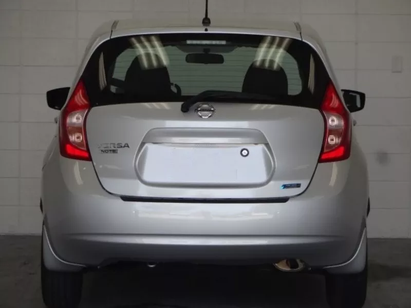 і цей привабливий 2015 Nissan Versa urgent 4