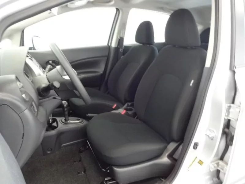 і цей привабливий 2015 Nissan Versa urgent 5