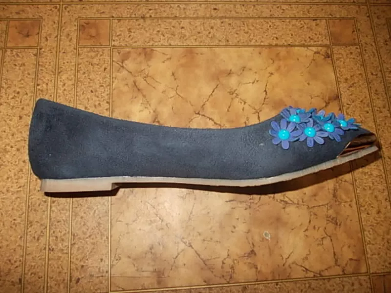 Жіночі шкіряні туфлі синього кольору з квітами 2