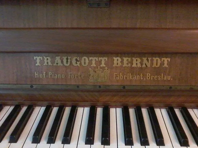 Продам антикварное пианино 2
