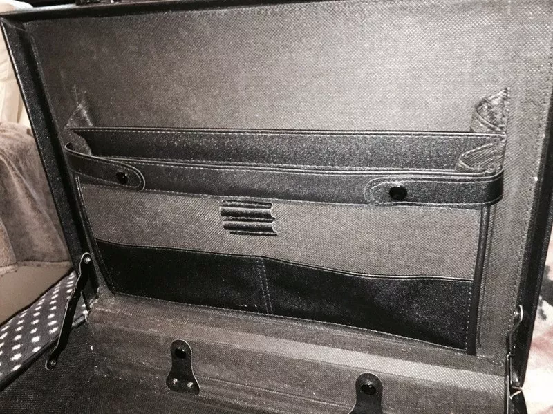 Черный,  кожаный чемодан 3