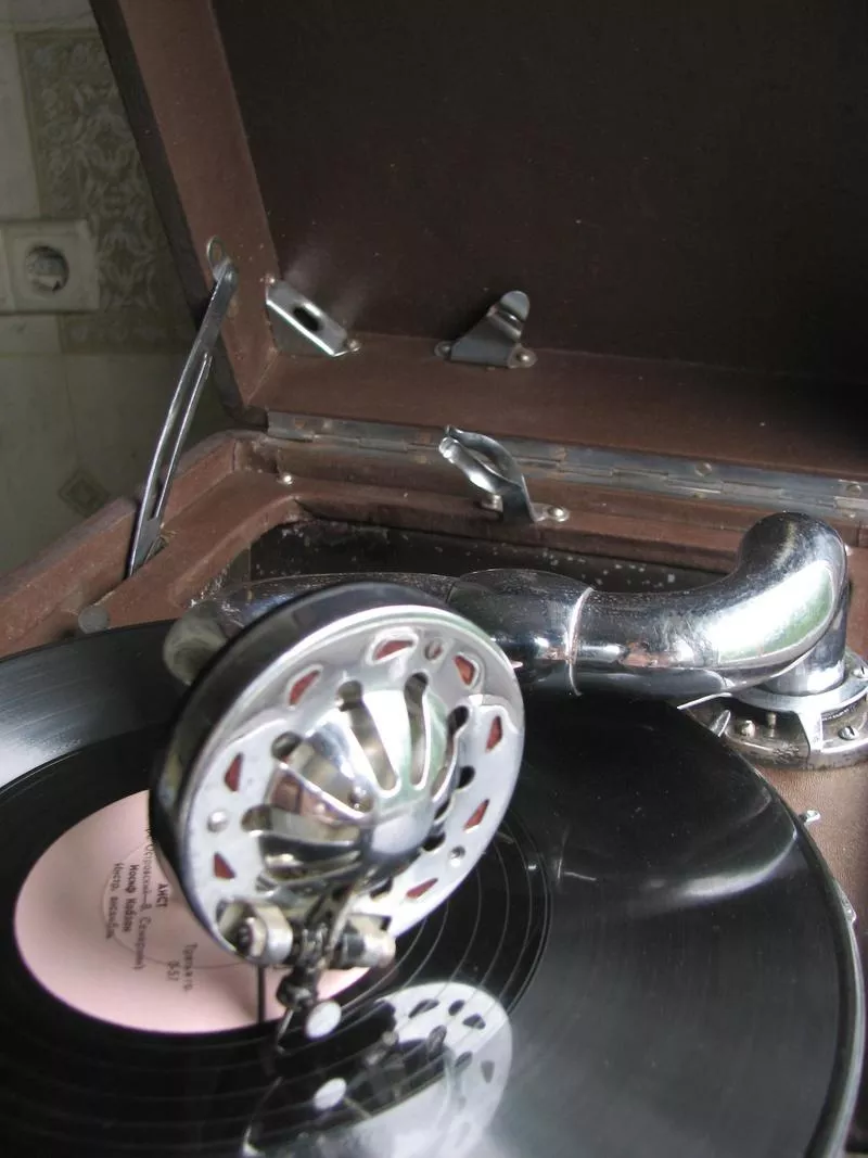 Продам старинный граммофон в хорошем состоянии с множеством пластинок. 3