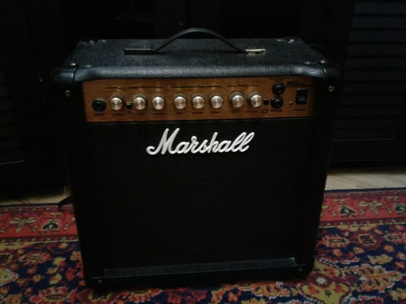 Продам комбоуселитель для гитары MARSHALL MG15 DFX