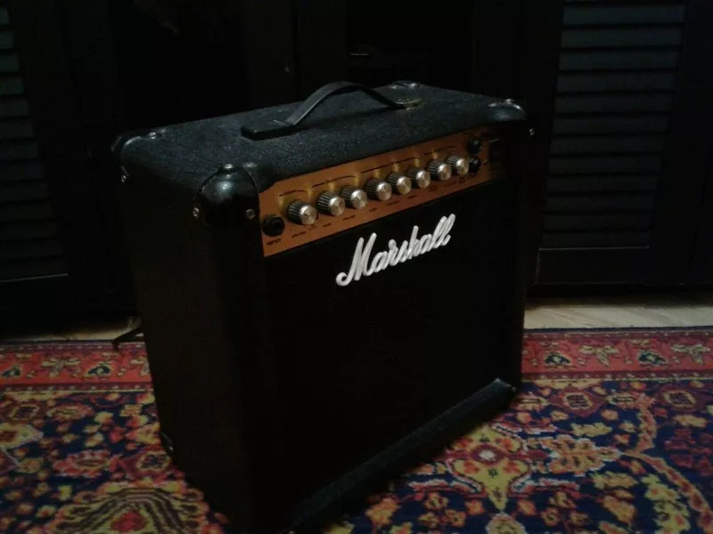 Продам комбоуселитель для гитары MARSHALL MG15 DFX 2