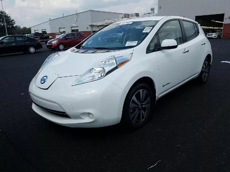 Белоснежный электромобиль Nissan Leaf SV