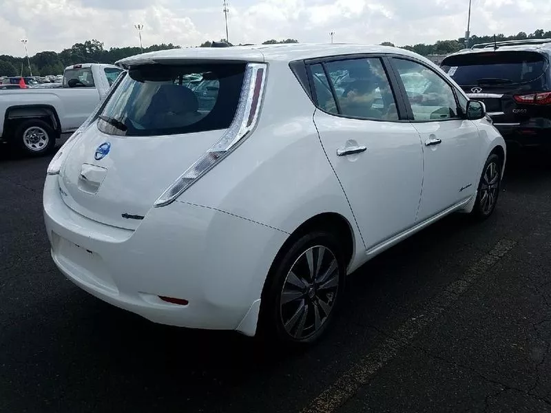 Белоснежный электромобиль Nissan Leaf SV 2