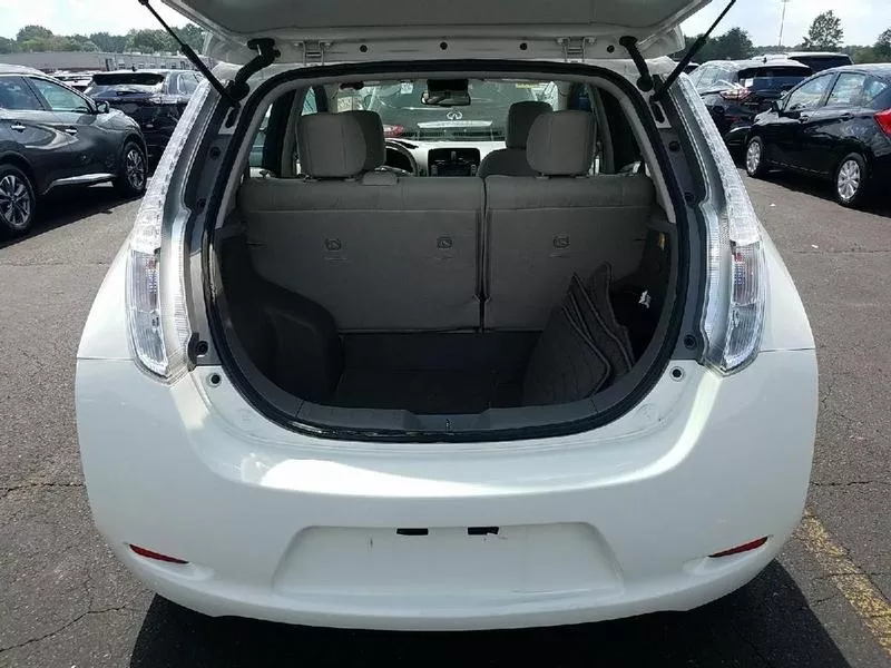 Белоснежный электромобиль Nissan Leaf SV 3