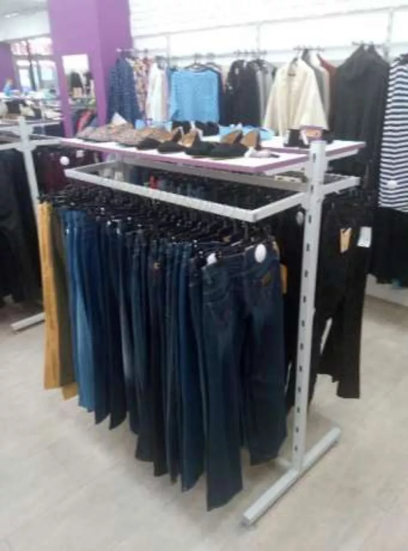 Продам торговые стойки (вешак,  краб) б/у для развески одежды в зале 2