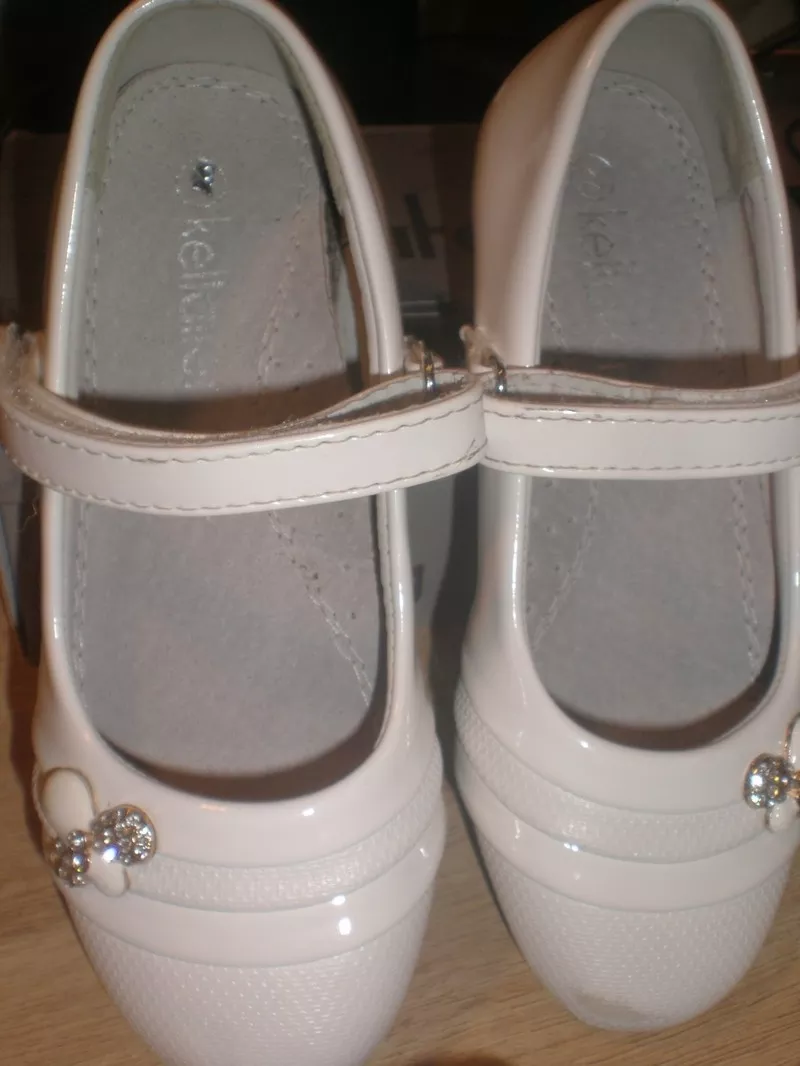 Продам туфли лаковые белые 27 размер,  16, 5 см.  2