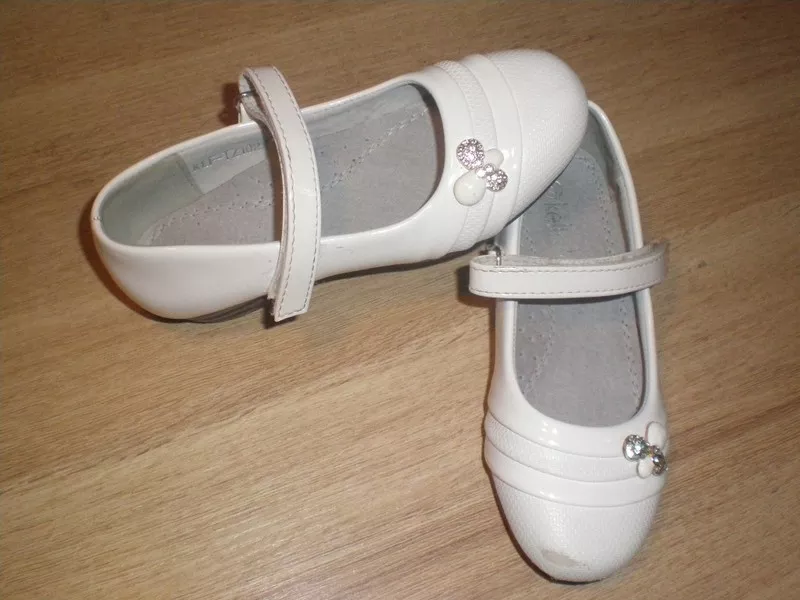 Продам туфли лаковые белые 27 размер,  16, 5 см.  3