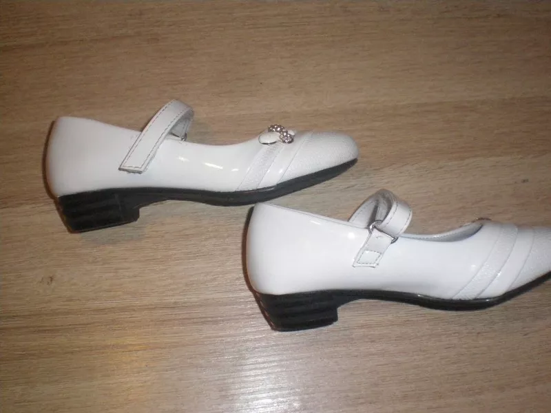 Продам туфли лаковые белые 27 размер,  16, 5 см.  4