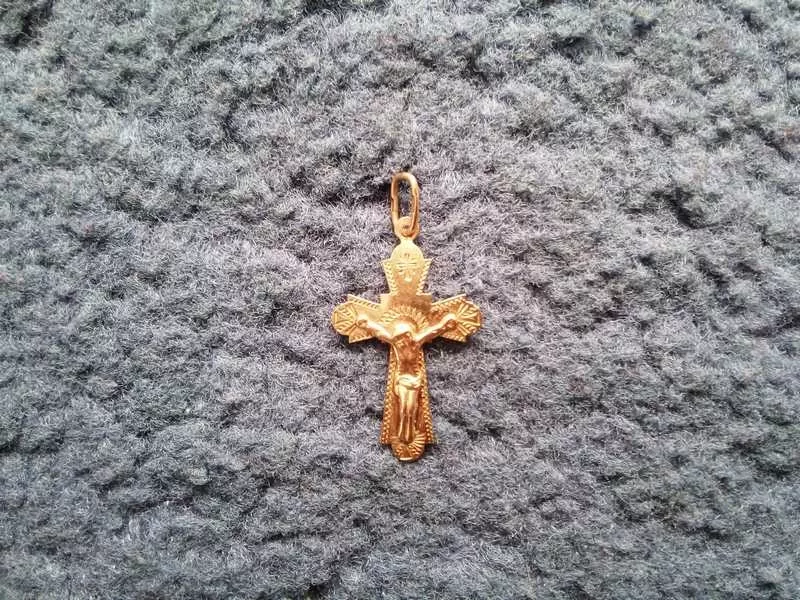 Продам золотой кулон-крестик (Иисус Христос) (б/у)