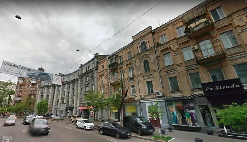 В центре Киева отдельно стоящее здание. Большой двор.