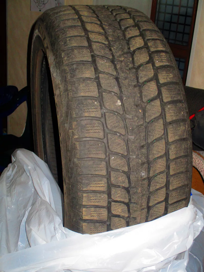  Срочно продам шины зимние Bridgestone 235/55R18 