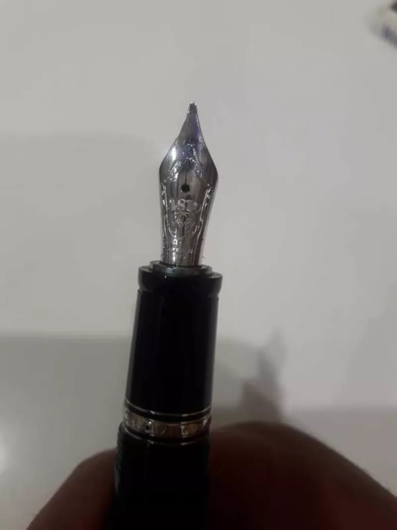 Брендовая ручка Montblanc.