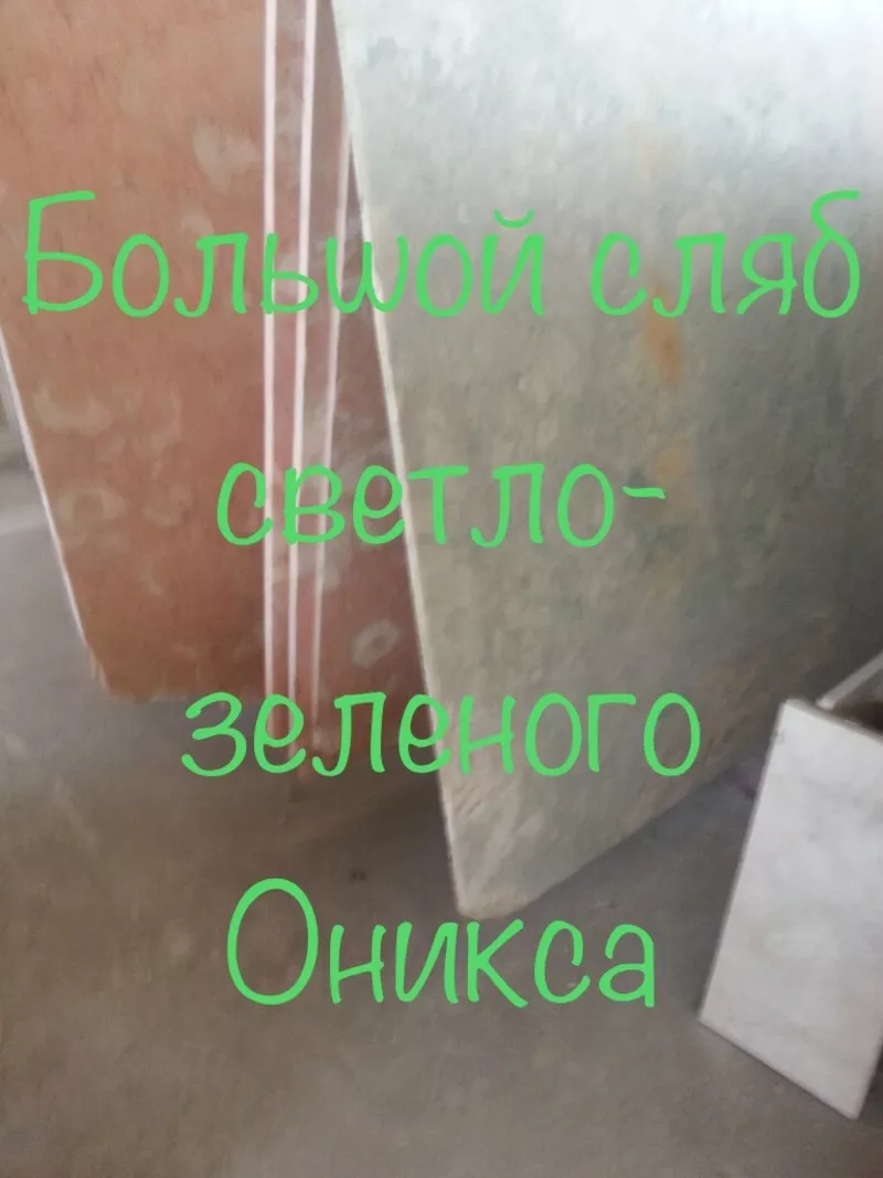 Мозаичное панно из природного камня обладает сдержанной изящностью