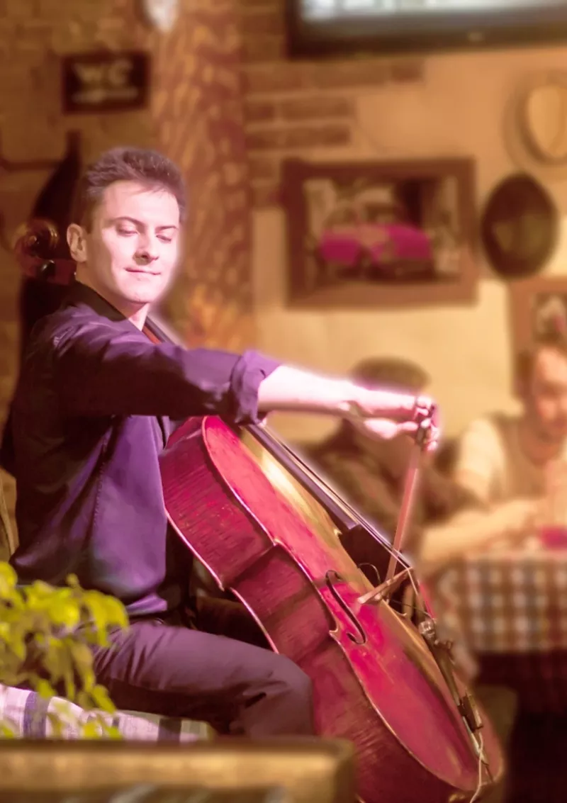 Киевский виолончелист,  в сопровождении минуса