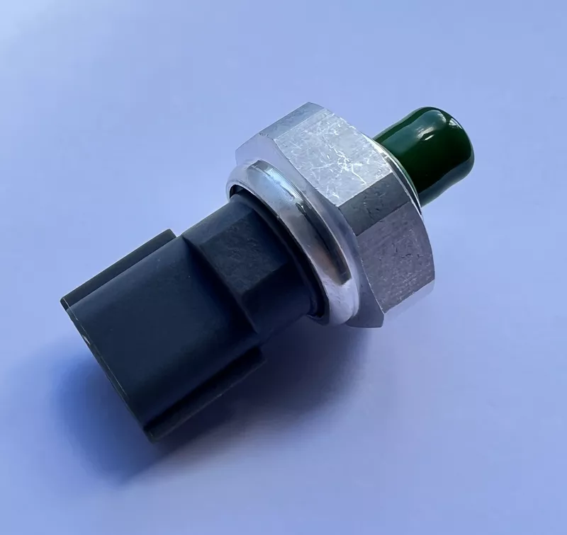 Датчик тиску кондиціонера Nissan Leaf AZE0,  ZE1 (13-) 92136-1FA0A