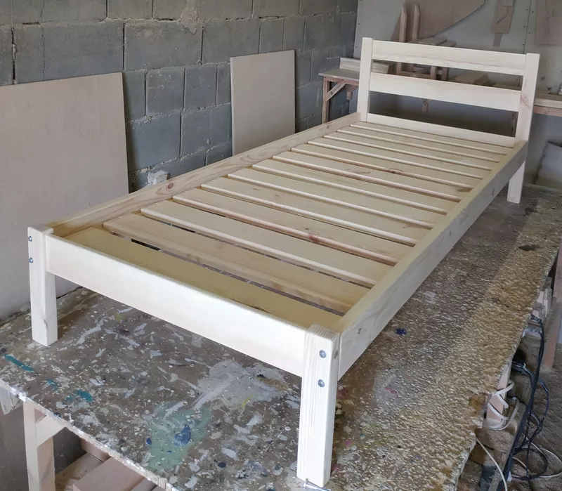 Односпальная деревянная кровать