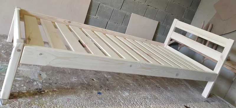 Односпальная деревянная кровать 3