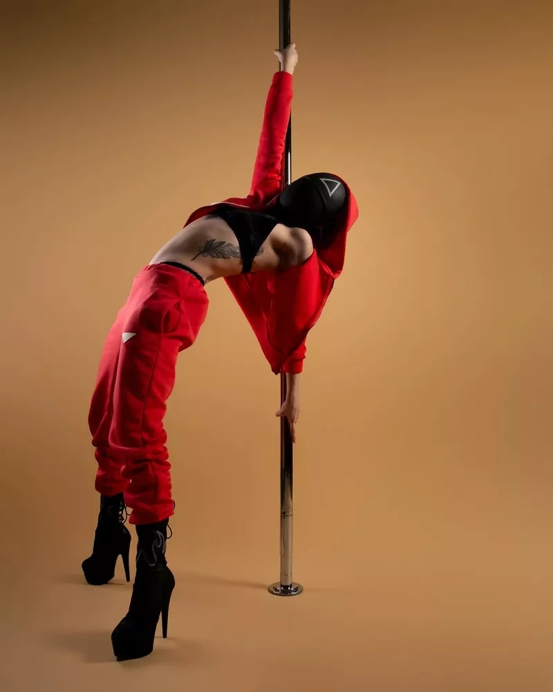 Маска Треугольник из топового корейского сериала Игра в кальмара 2