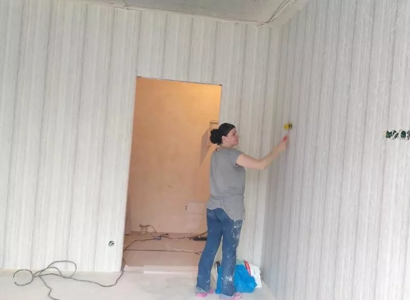 Поклейка обоев в комнате 