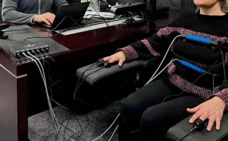 Професійне дослідження із використанням детектора брехні