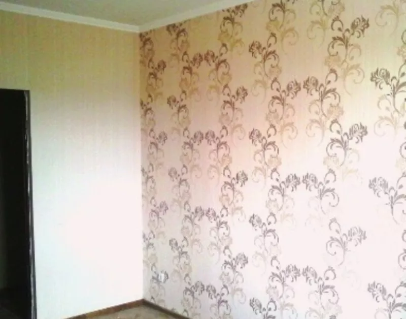 Поклейка обоев в Киеве Маляр