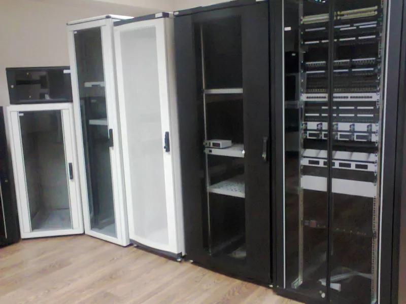 Пасивне мережеве обладнання: кабелі, патч-панелі, шафи, стійки та комп